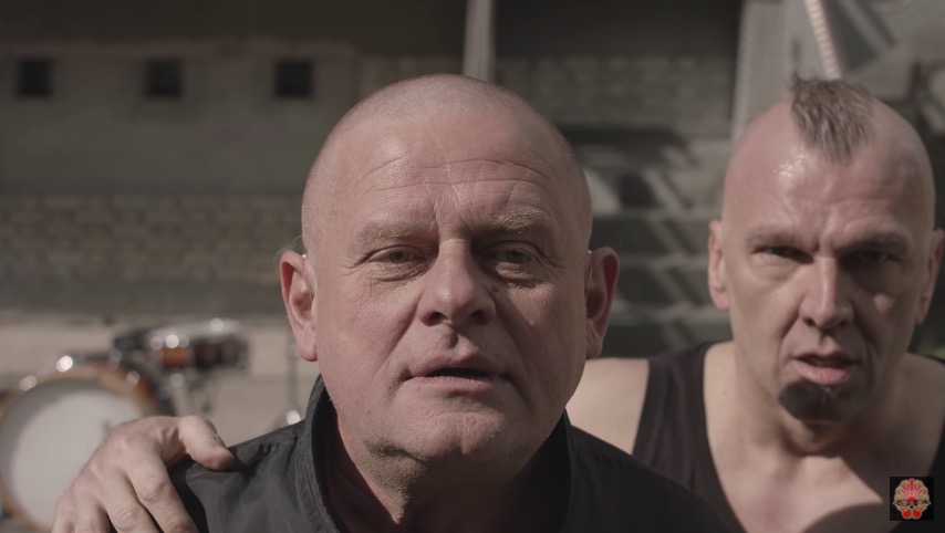 Kazik Staszewski reklamuje nowy album utworem atakującym Jarosława Kaczyńskiego