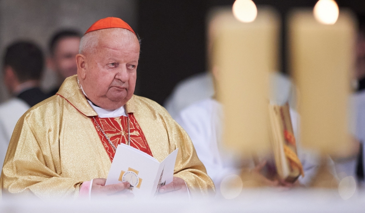 Dziwisz krytykuje Polaków za to, że mają czelność krytykować Jana Pawła II