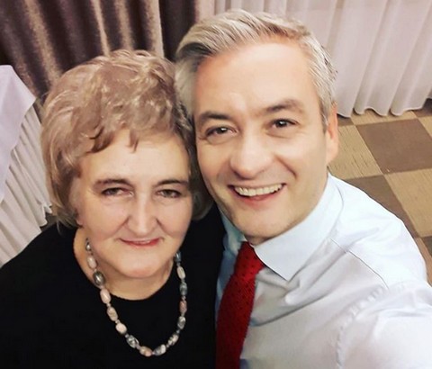 Super Express: matka Roberta Biedronia oskarżyła go o znęcanie się nad nią i młodszym bratem