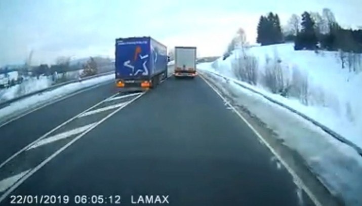 Niemiecki sąd skazał TIR-owca, który wyprzedzał "na trzeciego" na ponad dwa lata więzienia