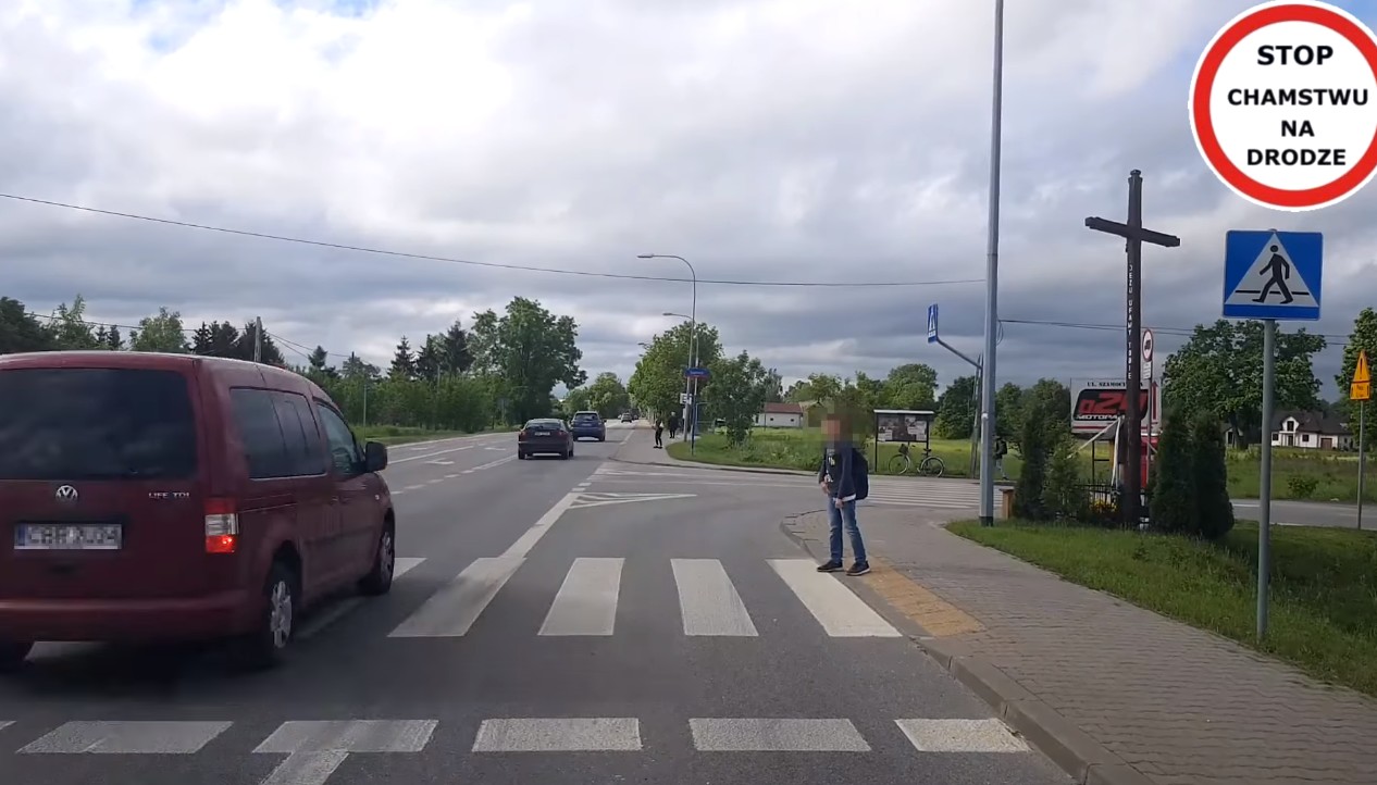 StopCham pokazał nagranie, jak kierowcy nie dają przejść dziecku przez pasy