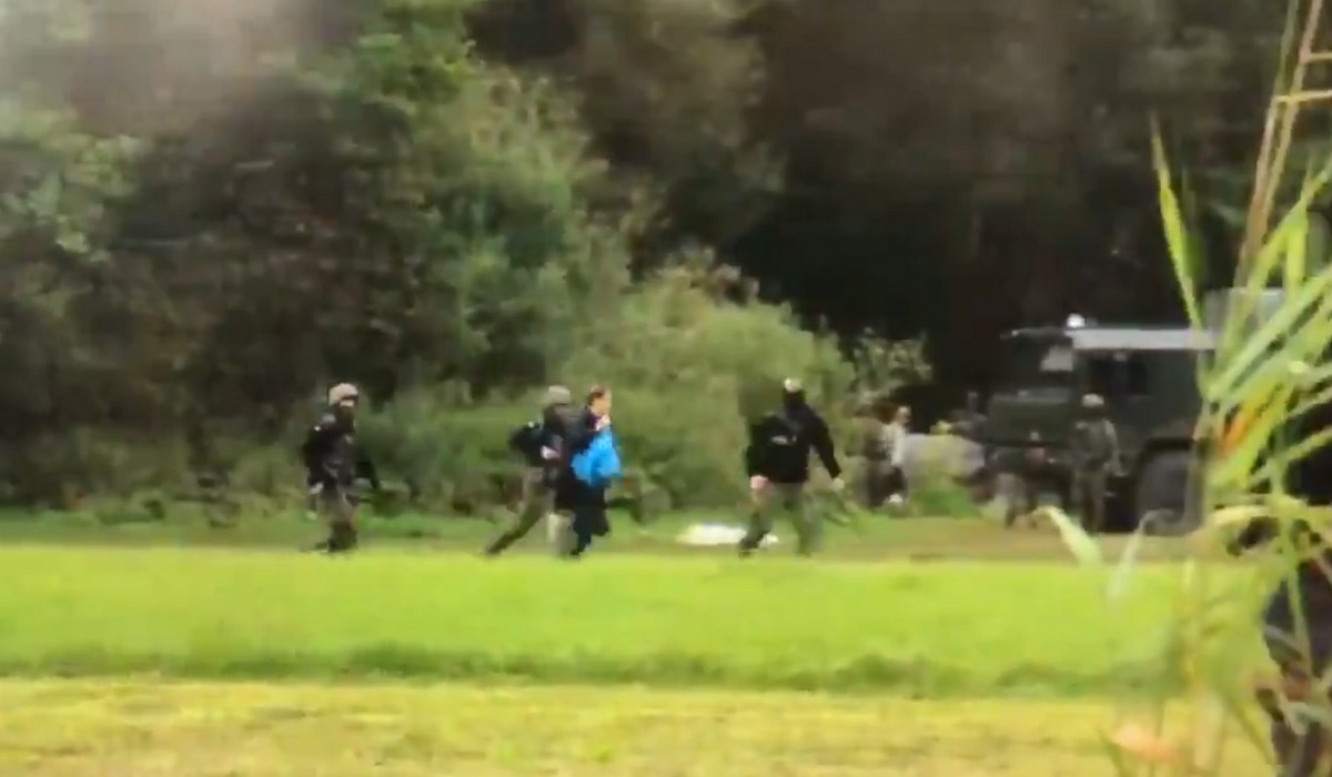 Strażnicy i żołnierze przegonili posła KO, który chciał przekazać jedzenie migrantom na granicy