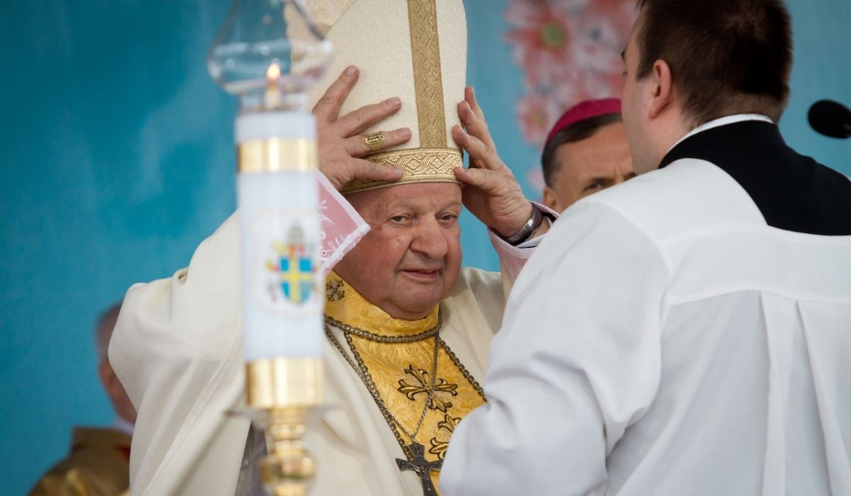 Dziwisz tłumaczy, że boli go krytyka, ale nam przebacza