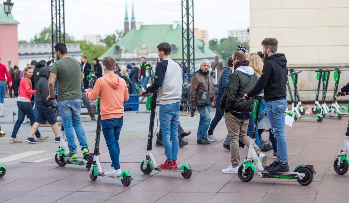 Policja: stale przybywa wypadków na hulajnogach, wciąż też zdejmowane są blokady prędkości