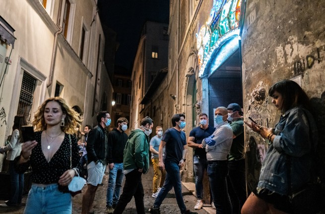 Rzym: nawet 500 euro kary za śmiecenie maseczkami lub rękawiczkami