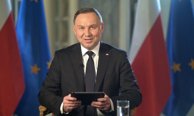 Duda obiecał internaucie, że po epidemii wpadnie do niego na karkówkę i przyniesie "napoje chmielowe" 