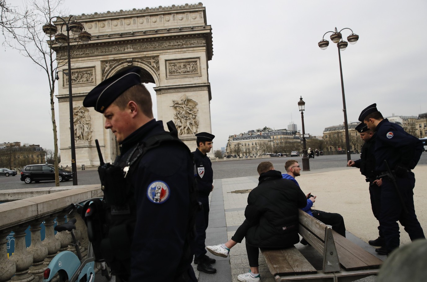 Macron zamyka Francję, wyjście z domu możliwe tylko z pisemnym uzasadnieniem