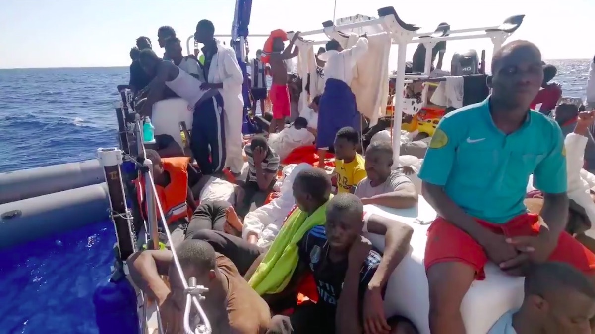 Łódź ufundowana przez Banksy'ego już jest przeładowana i potrzebuje pomocy