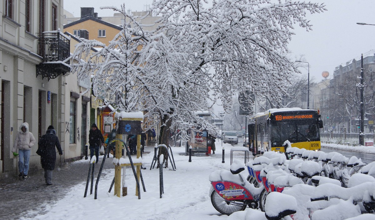 Po śmierci 14-latki TVN przypomina "eksperyment społeczny" z marznącym dzieckiem