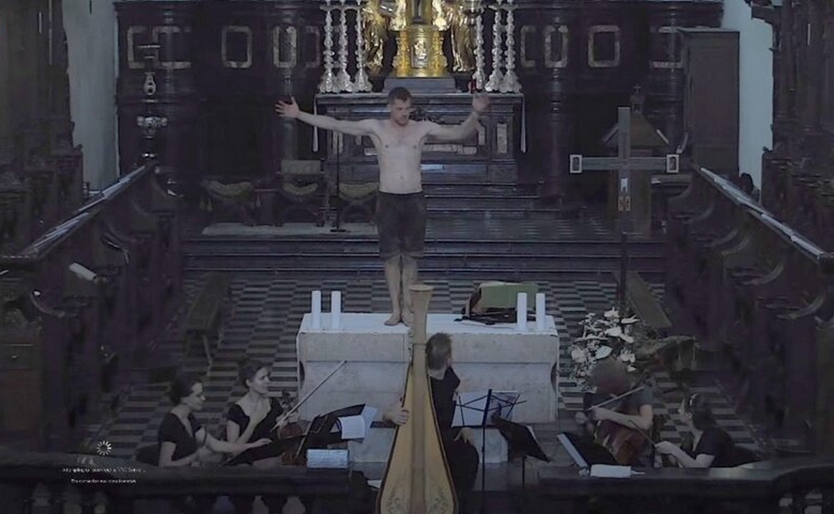 Tyniec: półnagi mężczyzna tańczył na ołtarzu w kościele 
