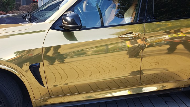 Niemcy: kierowca okleił BMW złotą folią. Stracił dowód rejestracyjny