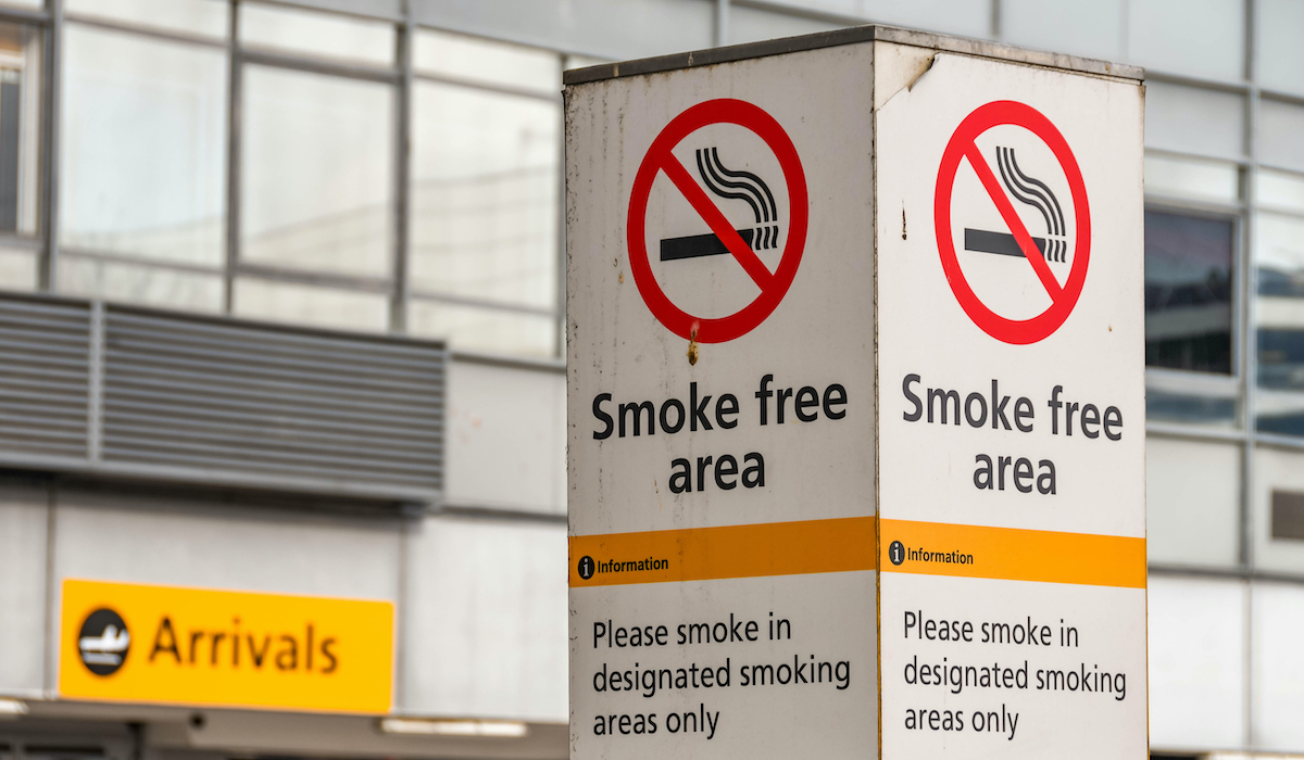 Ministrowie UE za zakazem palenia papierosów na przystankach, placach zabaw i ogródkach gastro