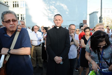 Ksiądz Lemański broni Kory: "Zamilknij klecho. Została skrzywdzona przez faceta podobnego do ciebie"