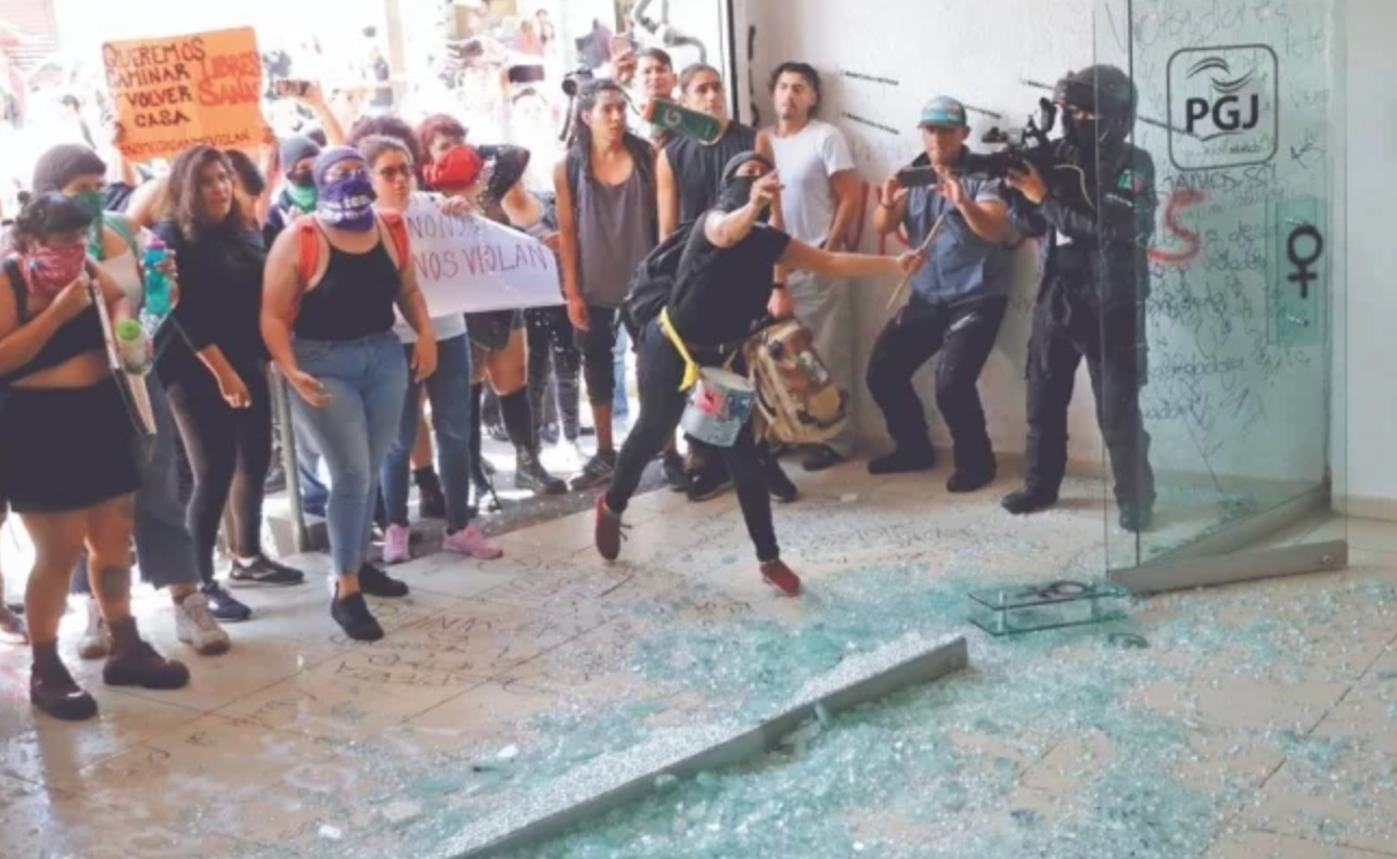 Meksyk: tłum kobiet rozniósł komisariat, mściły się za gw*łt na nastolatce dokonany przez policjantów