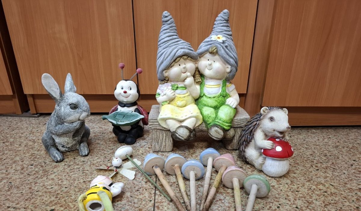 Lębork: policja interweniowała w sprawie pani, która kradła dekoracje z grobów i dekorowała nimi swój ogród