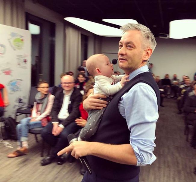 Biedroń: w Polsce kilkadziesiąt tysięcy dzieci wychowuje się w parach jednopłciowych