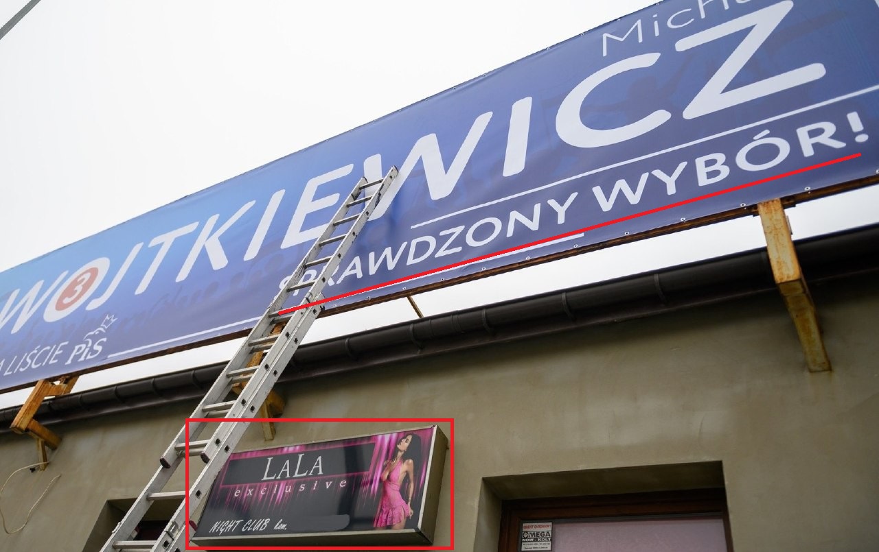 Poseł PiS powiesił banner wyborczy z hasłem "Sprawdzony wybór" na przybytku miłosnym