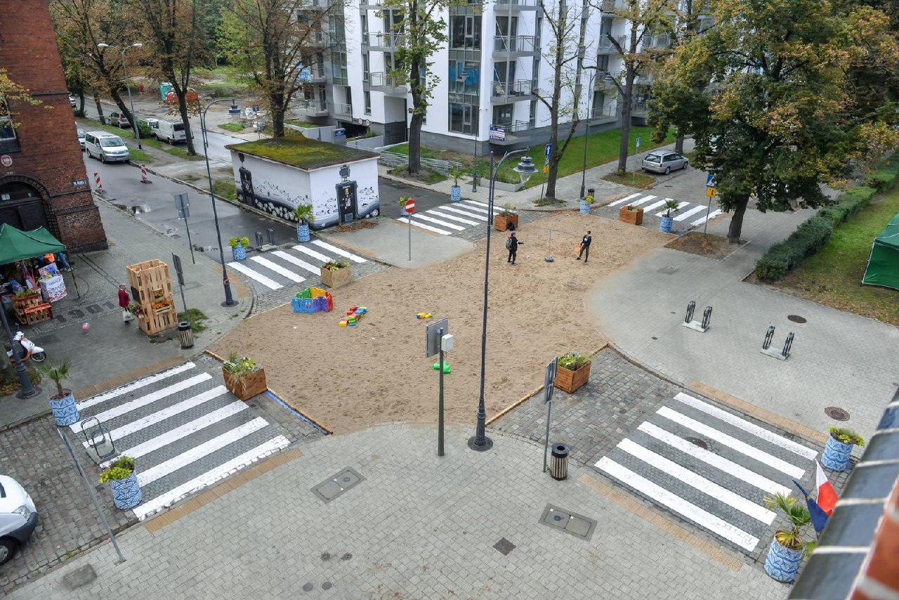 Gdańsk: plaża zbudowana przez miasto na ulicy blokuje dojazd karetek do przychodni kardiologicznej