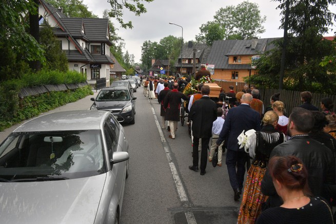 Podhale: gwałtowny wzrost zakażeń po pogrzebie, na którym nikt się nie przejmował