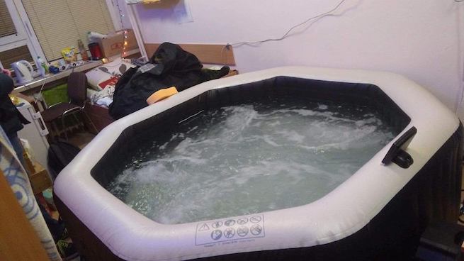 Kraków: student AGH kupił jacuzzi do pokoju w akademiku, bo mógł