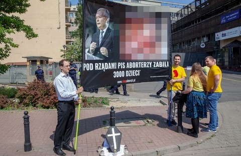 Ordo Iuris doradza sądom, jak traktować skargi na drastyczne banery aborcyjne: umarzać