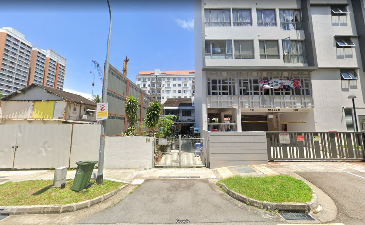 Singapur: starszy pan uparł się, że nawet za miliony nie sprzeda domu i tak sobie żyje, obudowany osiedlami