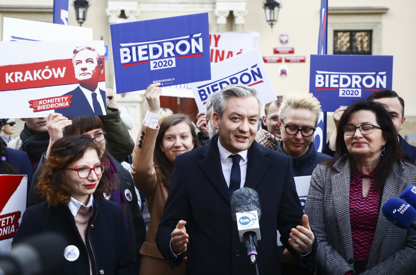 Biedroń: podatek cukrowy posłuży wyprowadzaniu pieniędzy dla Rydzyka i bogatego Kościoła