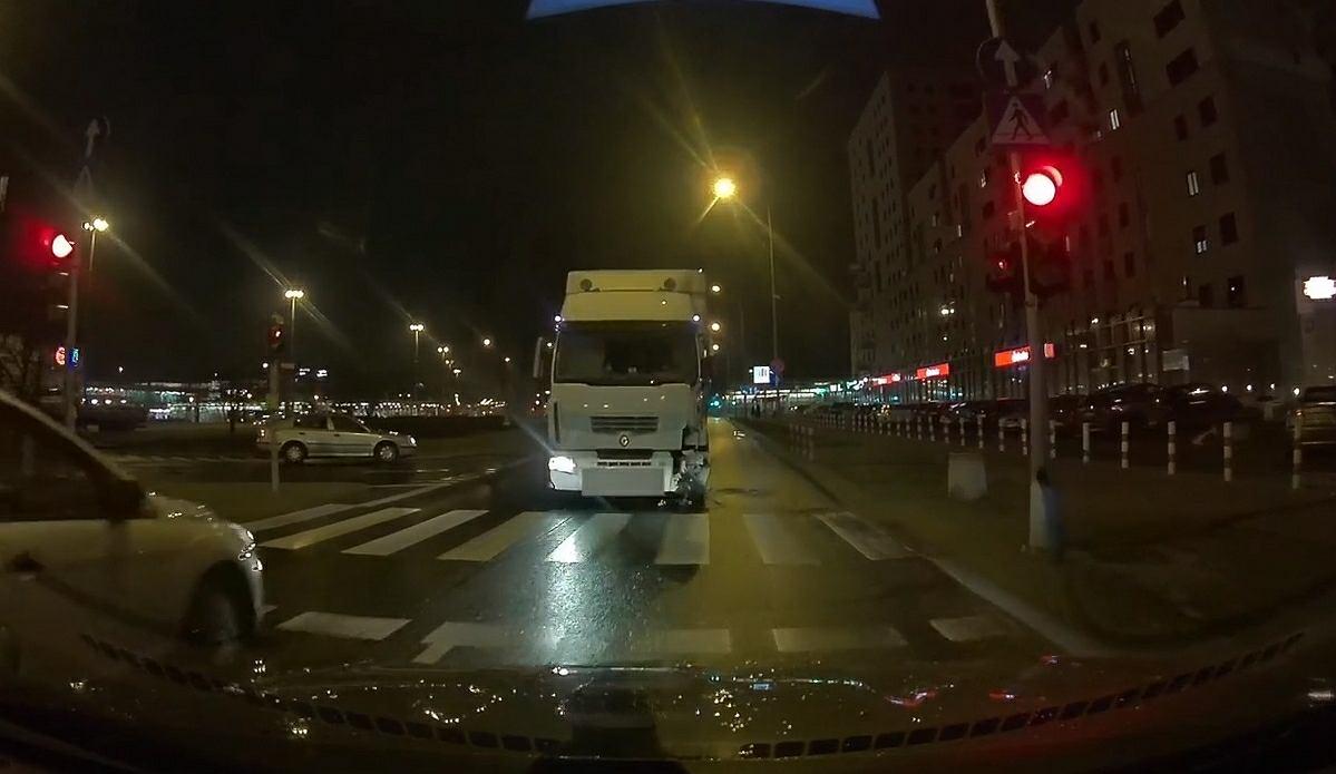 Warszawa: pijany kierowca tira jadąc pod prąd uszkodził 10 aut. Miał 3 promile