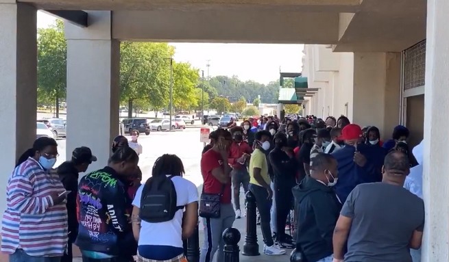 Atlanta: tłumy w kolejce po nowe Air Jordany po zawieszeniu lockdownu