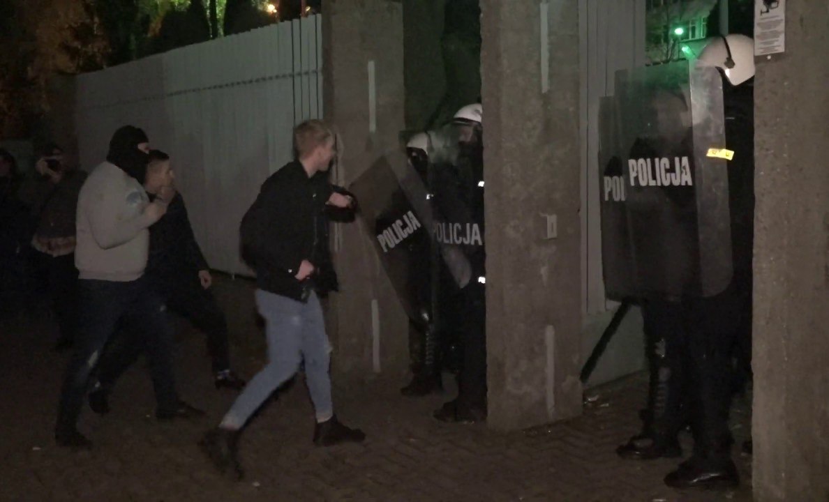 Konin: młodzież urządziła spontaniczne oblężenie komendy policji