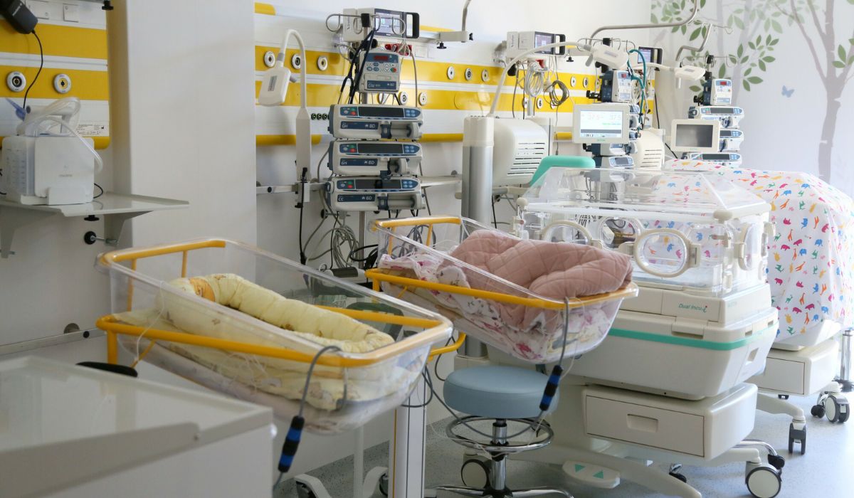 Raport NFZ: liczba porodów znowu w dół, Polacy coraz rzadziej mają dzieci