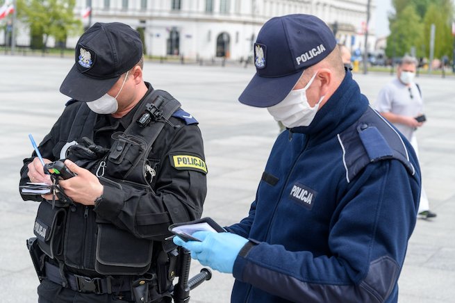 Policja wystawiła w ostatnich dniach 13 tysięcy mandatów za brak maseczek w sklepach i komunikacji 