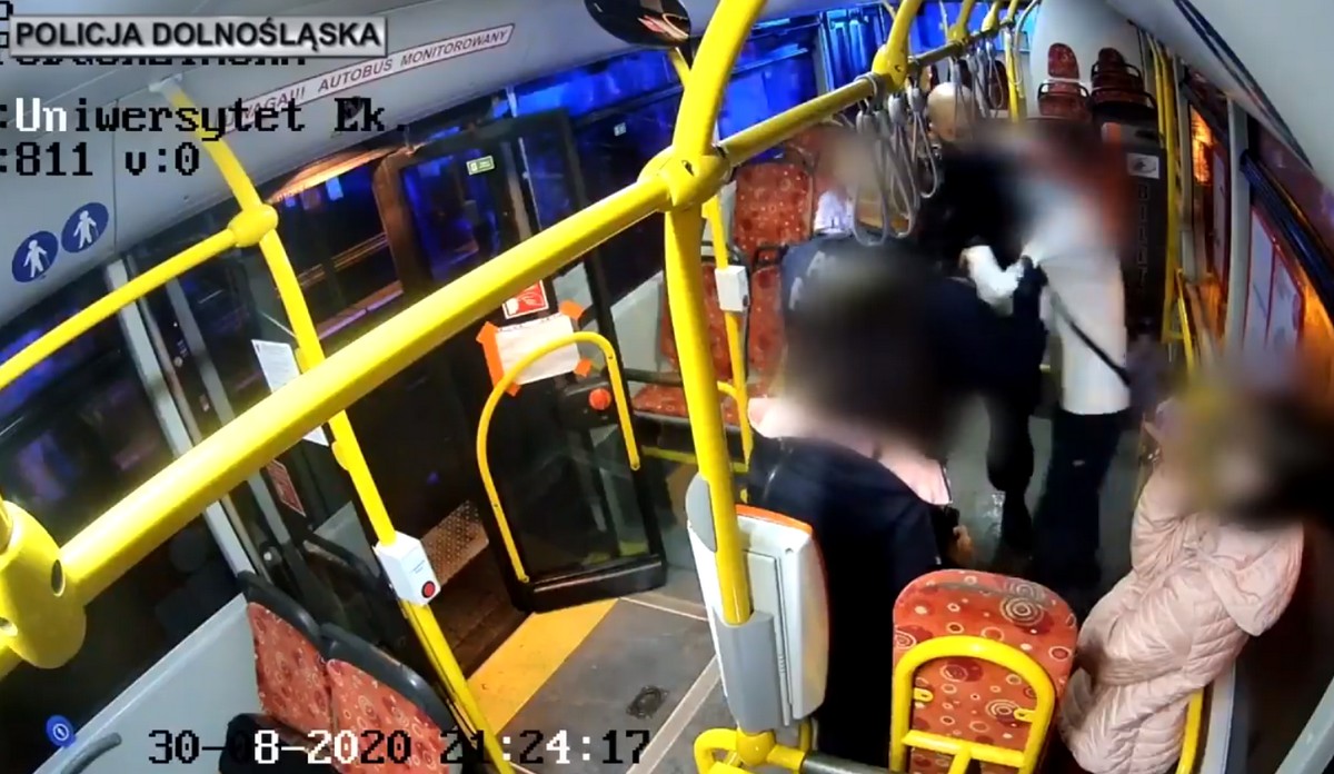 Policja: dzieci wiedziały, że nie mogą jechać autobusem z elektryczną hulajnogą. Tata chciał to sprawdzić 