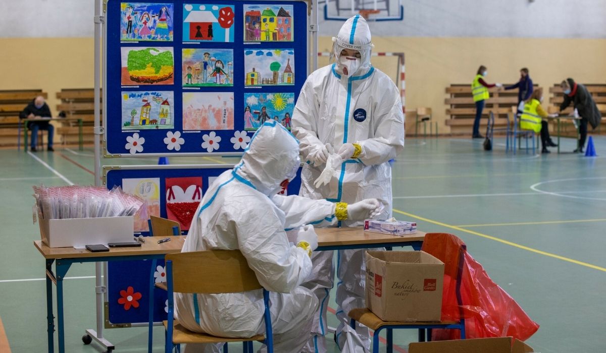 Nauczyciele nie doczekają się na razie szczepionek, Pfizer ograniczył dostawy