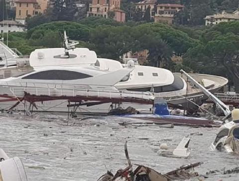 Jacht Berlusconiego zniszczony przez wichury we Włoszech