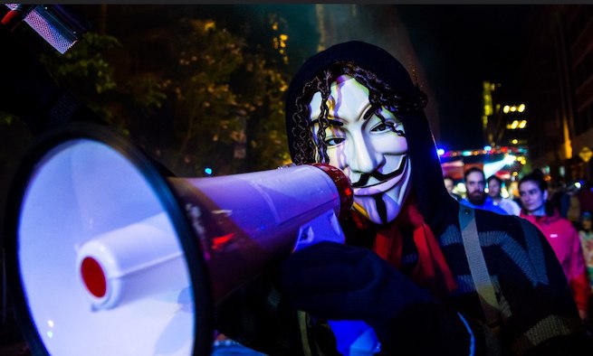 Anonymous niespodziewanie wrócili na pełnej, zaatakowali policję, sprawę Epsteina i Trumpa