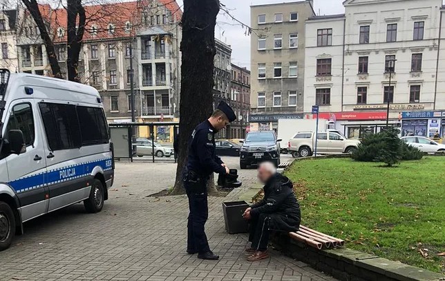 Katowice: policjant oddał swoje buty bezdomnemu, który chodził w foliowych workach