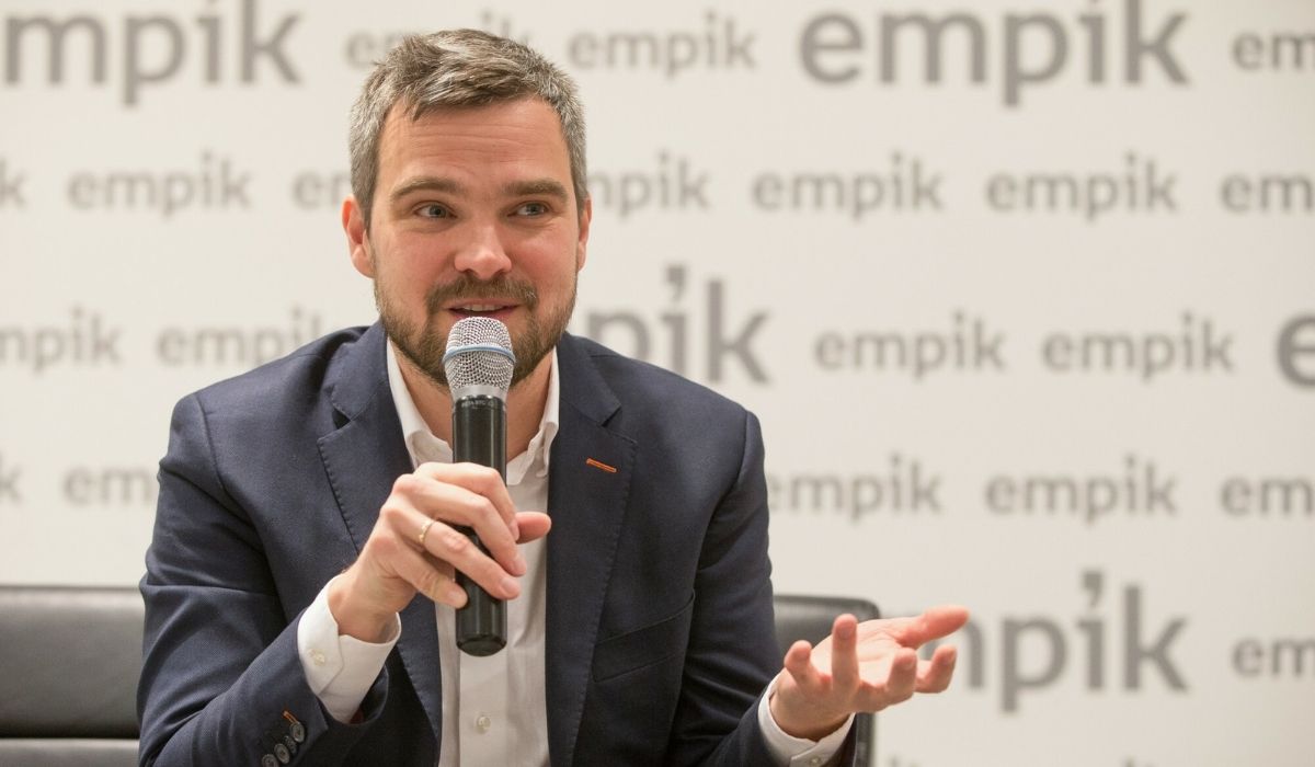 Pisarz tłumaczy, że jego zmiany wprowadzane przez PiS nie dotyczą, bo jest zamożny