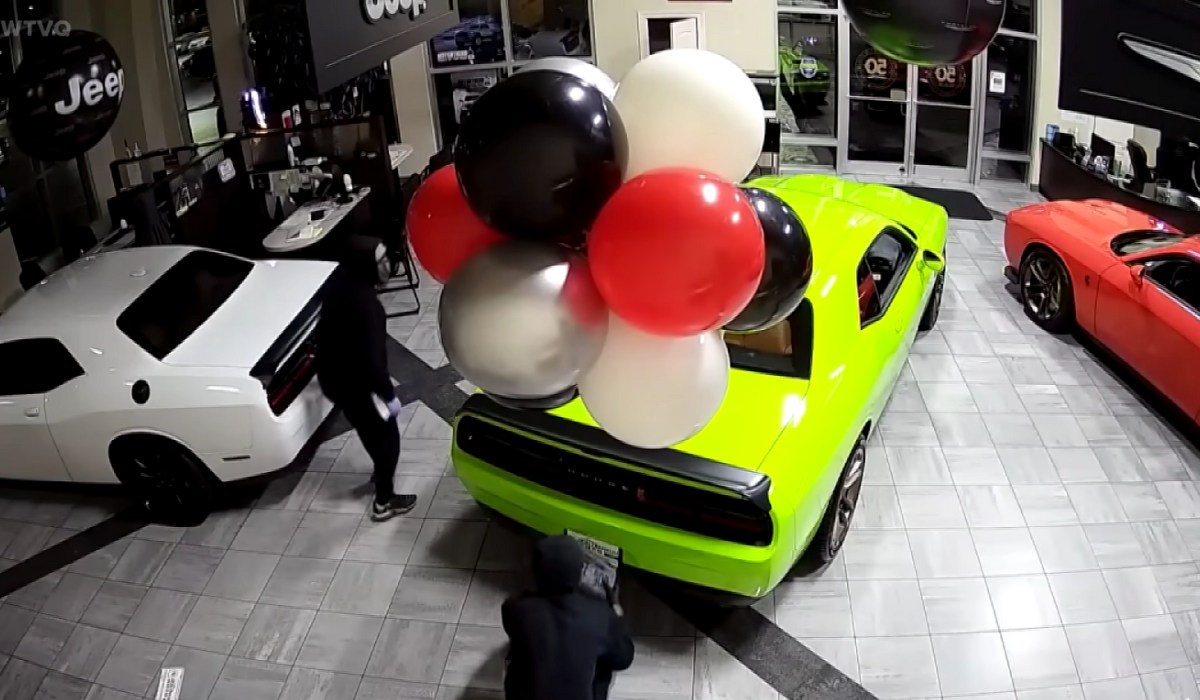 USA: złodzieje zrobili niezwykle szybki włam, w 40 sekund ukradli 6 samochodów z salonu