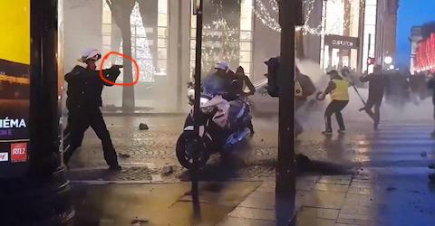 Paryż: policjanci uciekają na motorach przed "żółtymi kamizelkami"