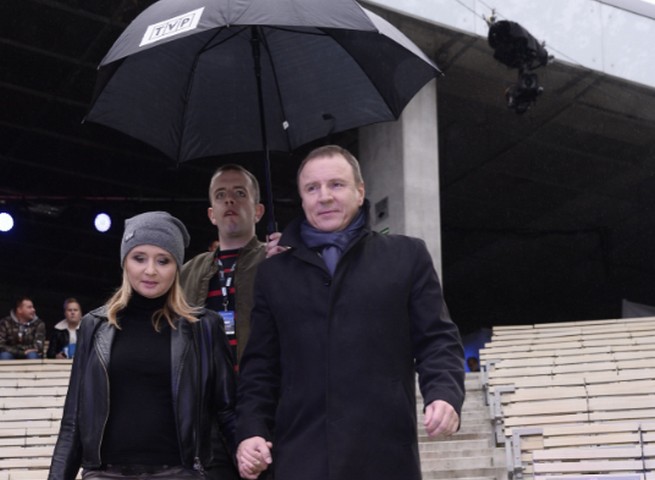 Polityka: dyrektor w TVP niedawno zdał maturę. Ksywkę "parasol" zawdzięcza temu zdjęciu