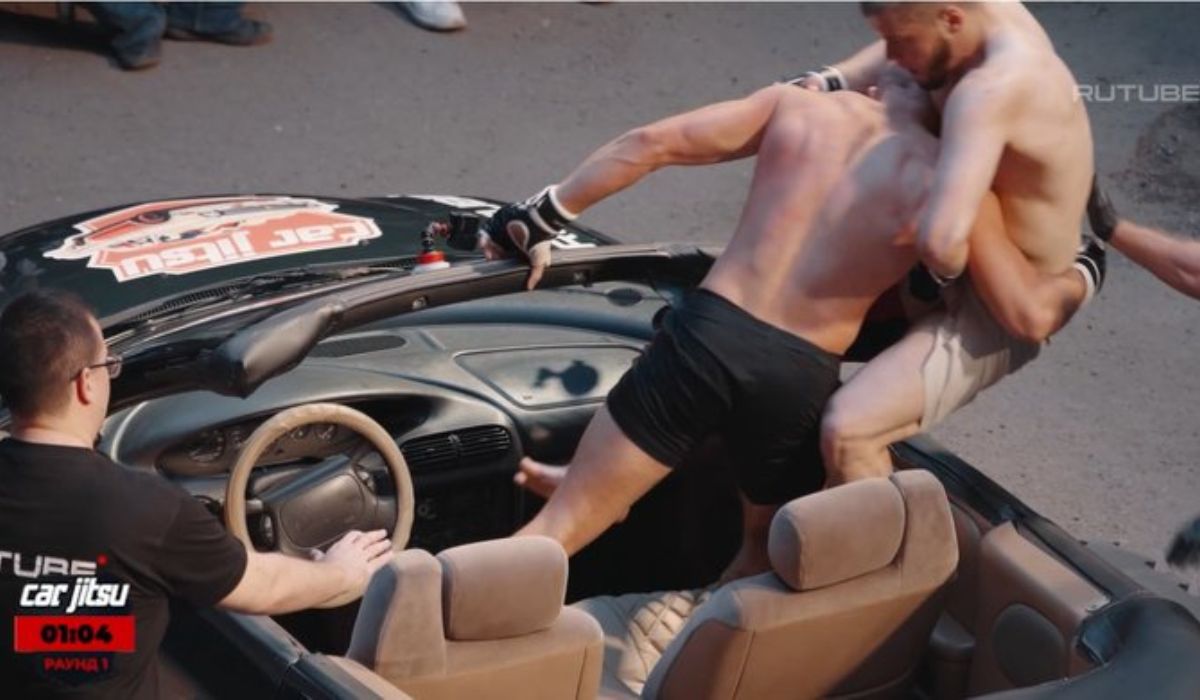 W Rosji ruszyła dziwna liga walk MMA w nietypowych miejscach, na przykład w samochodzie