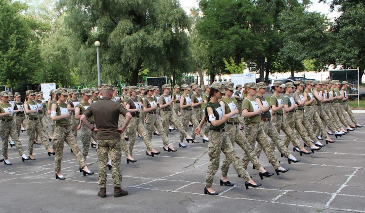 Ukraina: żołnierki na defiladzie mają iść w butach na obcasach, ministerstwo krytykowane za plany