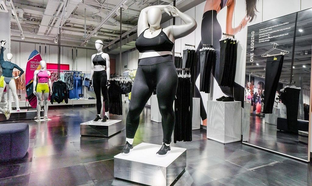 Manekiny plus-size we flagowym sklepie Nike. "Celebrujemy różnorodność"