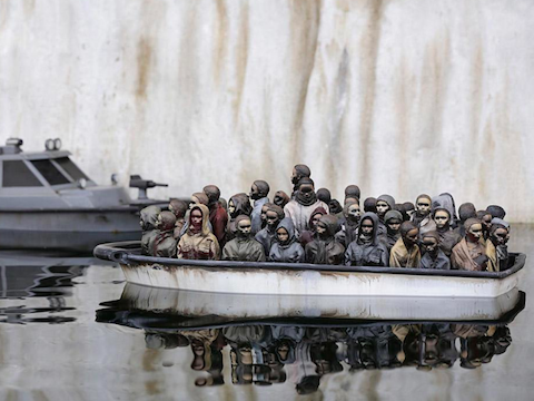 Banksy chce sprzedać swoją rzeźbę łodzi uchodźców za 2 funty