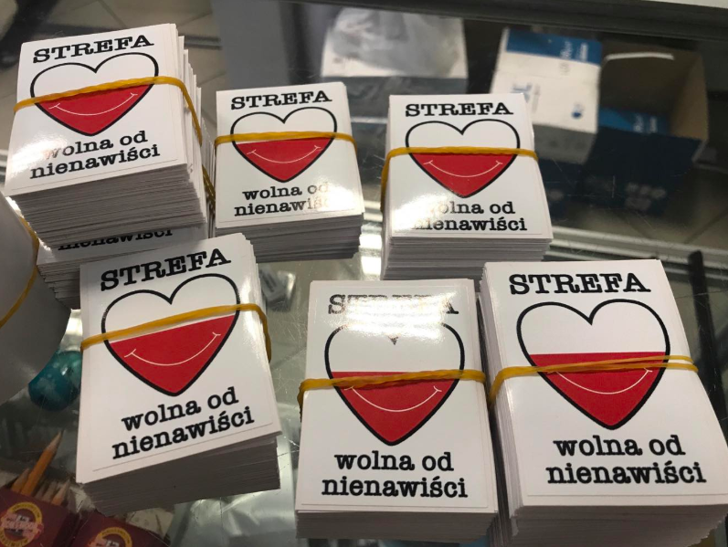 "Newsweek" doda do nowego numeru naklejki "Strefa wolna od nienawiści"