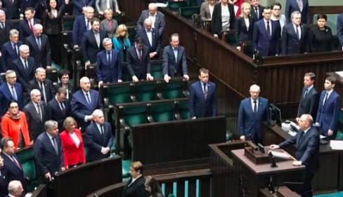 Puste miejsce Kaczyńskiego podczas minuty ciszy w Sejmie