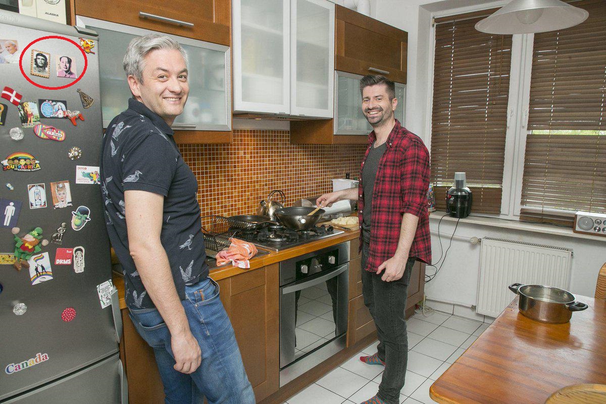 Biedroń krytykowany za promowanie zbrodniarzy magnesami na lodówce