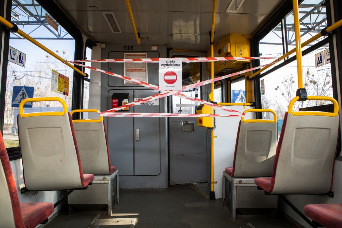 Warszawa: motornicza zwróciła uwagę na brak maseczek, została pobita przez kilka osób