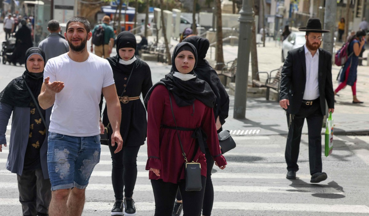 Izrael zniósł obowiązek noszenia maseczek na zewnątrz. Kraj jest blisko osiągnięcia odporności zbiorowej